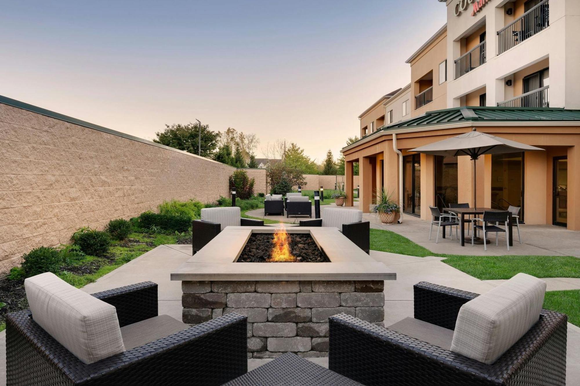 Courtyard By Marriott Indianapolis South Hotell Exteriör bild